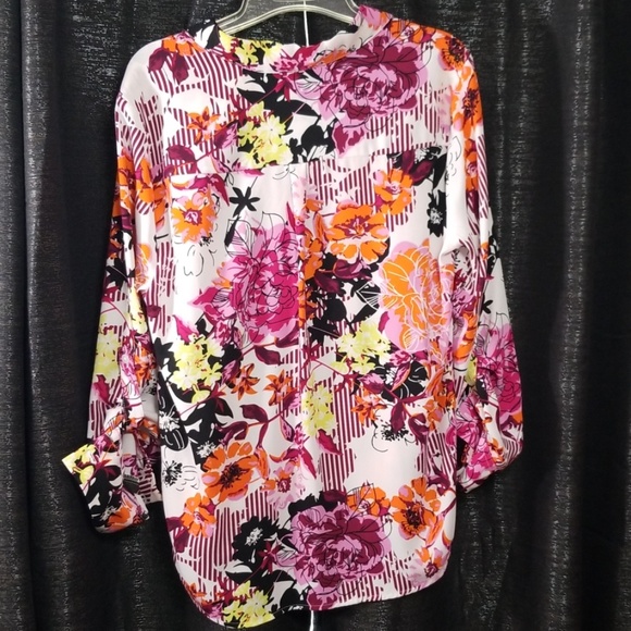 Large women's blouse with floral print - Picture 3 of 4